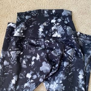 LULULEMON SIZE 4 LEGGINGS